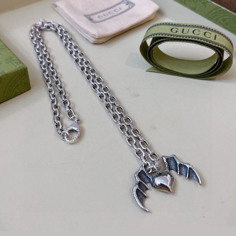 G*u*i necklaces